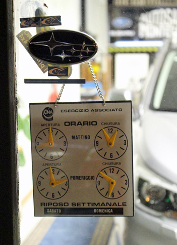 営業時間はイタリアの一般的自動車ディーラーとほぼ同じ。午前の部は9-13時。午後は15-19時。土曜は午前のみの営業で、日曜は休み。