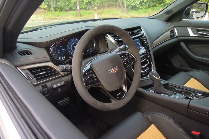 イライラした気持ちを抑えてくれる。ステアリングヒーターには思わぬ効能がある！