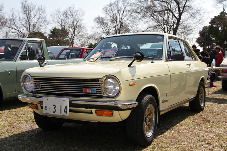 1969年「ダットサン・サニー・クーペ」。半世紀をさかのぼる66年に誕生した初代サニー（B10）に、68年に追加設定されたクーペモデル。初代「シルビア」と同じ社内デザイナーの手になる、クリーンなスタイリングが魅力。