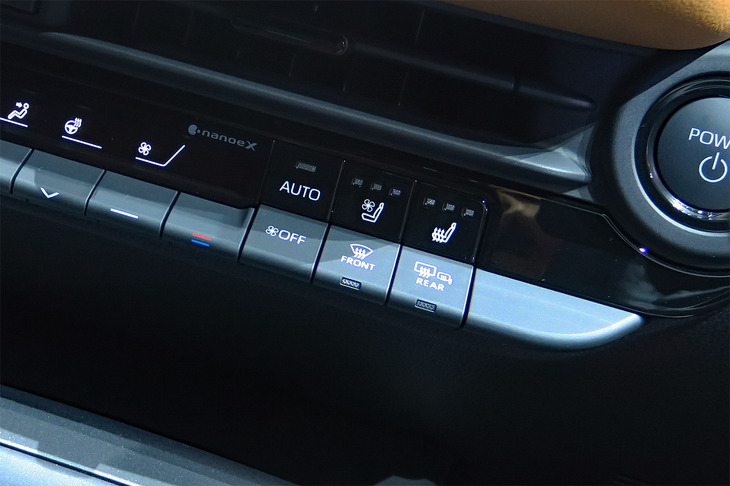 「G“アドバンスト”」と「G“レザーパッケージ”」では、前席の快適装備に差がある点にも注意。前者はパワーシートが運転席にしか備わらないほか、シートヒーターやシートベンチレーションも非採用となる。