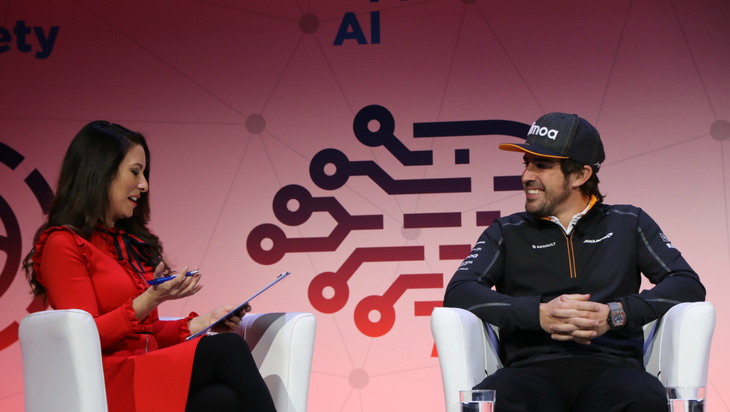 会期2日目の会場には、元F1チャンピオンのフェルナンド・アロンソも登場。「今日のF1では、シミュレーション、テスト、天候予測に至るまで、コンピューター無しには戦えない」と語った。