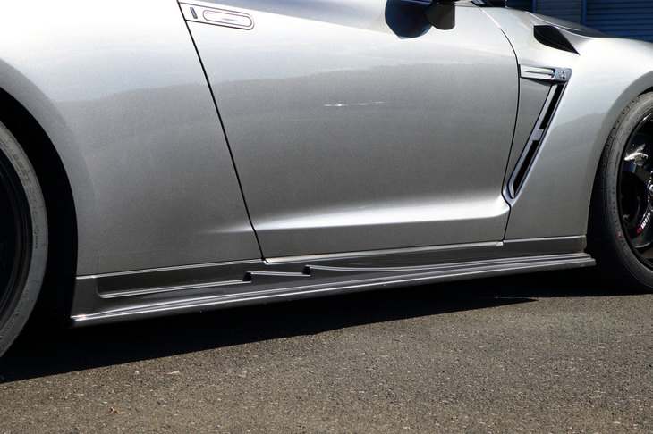 中期型「GT-R」向けの「クラブマンレーススペック」は現在進行形で開発が進められており、試乗車に装着されるパーツの多くも、開発中、適合確認中のものだった。