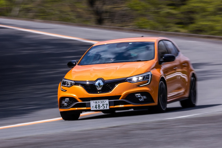 60km/h未満（レースモードでは100km/h）の低速では逆位相、60km/h以上の高速では同位相となる後輪操舵システム「4コントロール」を標準装備。後輪の最大切れ角は2.7度に設定されている。