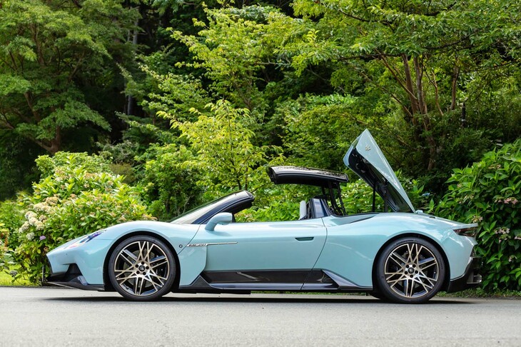 「マセラティMC20チェロ」は、先行デビューしたMRスーパースポーツ「MC20」のオープントップバージョン。電動開閉式のルーフは12秒でキャビン後方に収納される。