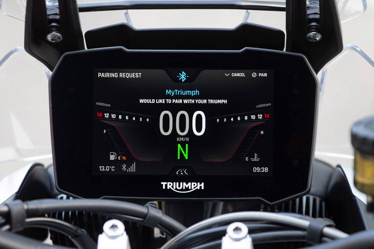 「タイガー900ラリー プロ」「タイガー900 GTプロ」にはBluetooth通信機能とMy Triumphコネクティビティ―システムが搭載されており、通話や音楽再生、ターン・バイ・ターン式のナビゲーションなどといった機能を利用できる。