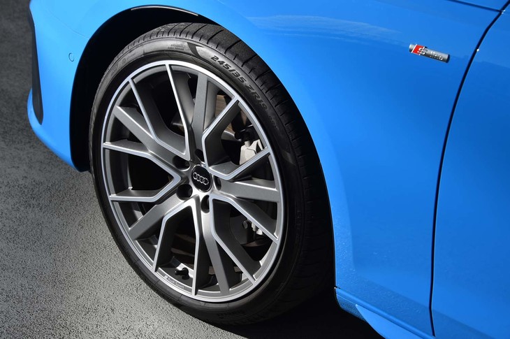 Audi Sportの19インチアルミホイール（オプション）。最新型「アウディA4」のスポーティーなムードをより強めるアイテムだ。