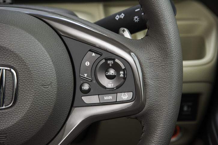 緊急自動ブレーキやアダプティブクルーズコントロール（ACC）などからなる「ホンダセンシング」は全車に標準装備された。写真はステアリングホイールに備わるACCの操作スイッチ。