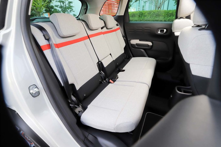 
	後席は60：40の分割式で、それぞれ前後にスライド可能。
	