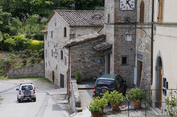 アンギアーリで。起伏の激しいエリアでは、風景の中に数台のスズキ車がいることも珍しくない。