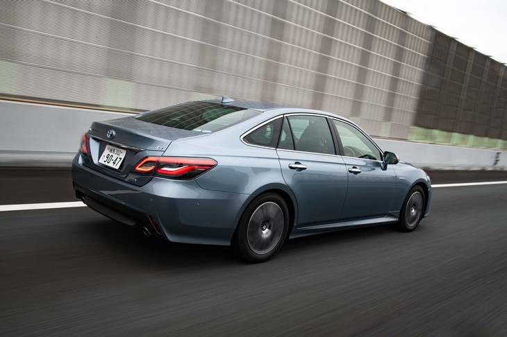 「クラウン」は予防安全パッケージ「Toyota Safety Sense」が全車に標準装備。全車速対応のACCや車線中央維持機能、夜間の歩行者も検知する衝突被害軽減ブレーキなどが備わる。