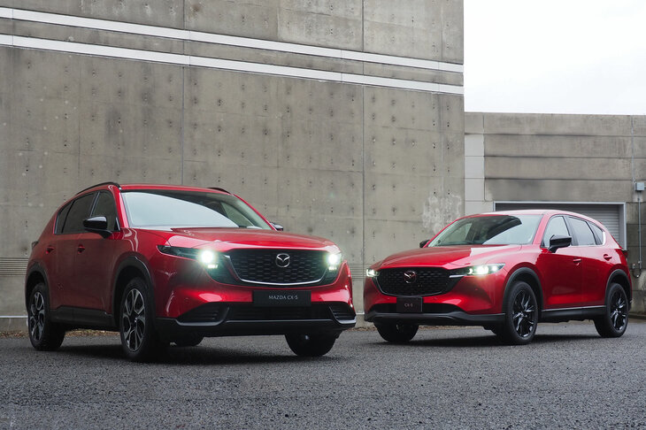 デザインに対する評価が高かった先代「CX-5」（写真右）の魅力は受け継ぎつつ、より機能性を高め、万人受けするSUVとしたのが新型なのだ。その観点で見れば、このデザインは非常にまっとうと言える。
