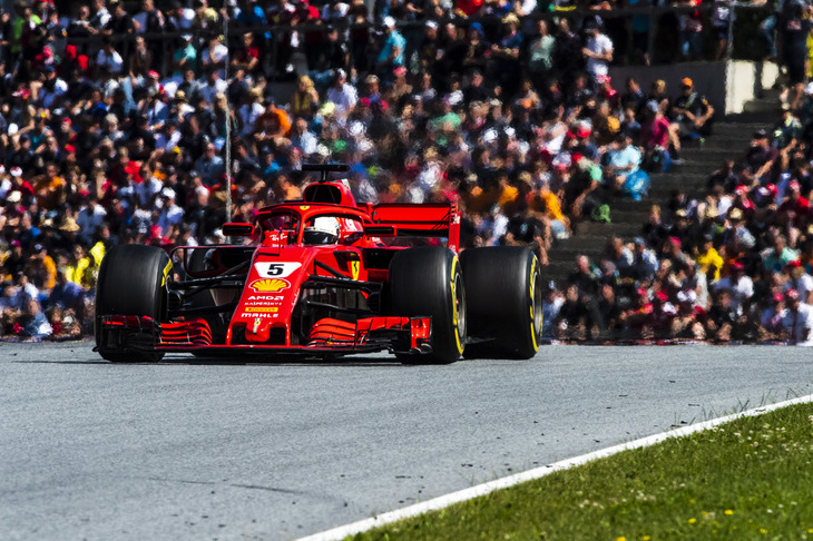 今季のフェラーリ、特にベッテル（写真）は金曜日に遅く、土曜日になってマシンの帳尻を合わせてくることが多い。オーストリアでも金曜日の2回のフリー走行は4位と3位。土曜日になると最後のプラクティスでようやくトップタイムをマークし、予選へ期待をつなげた。しかし、何かと取りこぼしが多いのも今年のベッテル。予選中にサインツJr.を妨害したとして3グリッド降格、6番グリッドと後ろからのスタートになってしまった（妨害に関しては、無線でベッテルに後続の様子を知らせなかったチームの責任も重い）。ところが、タイトル争いでのダメージを最小化するつもりが、最大のライバルであるメルセデスの脱落にも助けられ、3位表彰台が転がりこんできたのだからレースは何が起こるかわからない。さらに前戦ルイス・ハミルトンに奪われたポイントリーダーの座も奪還、宿敵に1点差をつけオーストリアを後にした。（Photo=Ferrari）