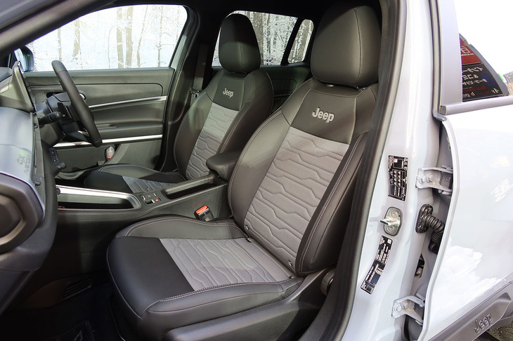 ジープ・アベンジャー4xeハイブリッド（フロントシート）