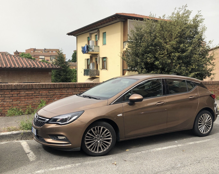 イタリアの街角風景の中にあるオペル。5代目である現行「アストラ」は力感と軽快感を微妙なバランスで織り交ぜた好デザインだ。2016年の欧州カー・オブ・ザ・イヤー受賞車である。