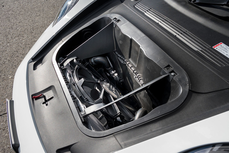 フロントのラゲッジスペース（だったところ）に大型ラジエーターが積まれる。写真では外しているが、本来はカバーが付く。