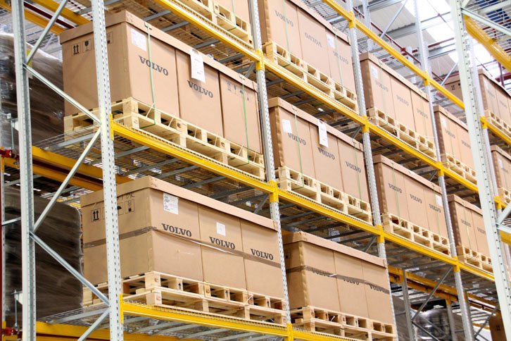 工場の一角に積み上げられたパーツの箱には、「VOLVO」の文字が書かれていた。