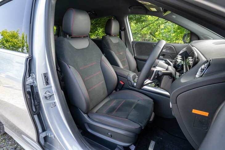 「B180」のシートはオプションの「AMGラインパッケージ」に含まれるレザーとスエード調素材のスポーツシート。座面も背もたれもたっぷりとしている。