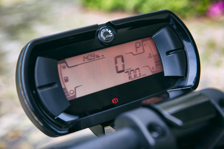 ハンドルの前方には、メーターなどの役割を担う4.5インチのデジタルディスプレイが装備される。