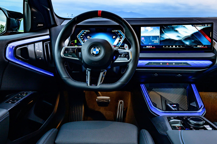 「M50 xDrive」のインテリア。赤いセンターマーク入りのMスポーツステアリングなどを専用で装備する。