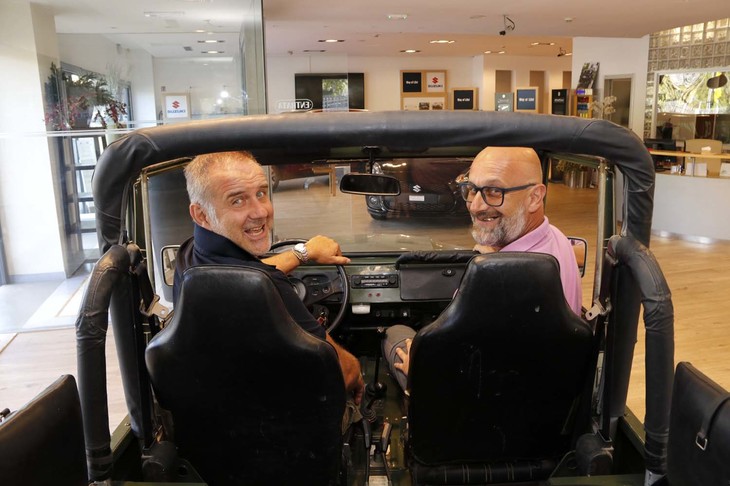 サルカーが市内にあるほかのディーラーと異なるのは、長年にわたって社員の入れ替わりが少ないことである。「小さな家族のようなものですから」と、アレッサンドロ氏（左）は語る。