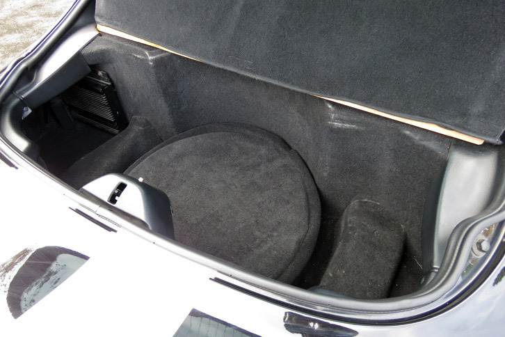 「バイパー」のラゲッジルーム。本エッセイの第6回で「使いづらい」と言っていた理由が、お分かりいただけただろうか？（本日2回目）