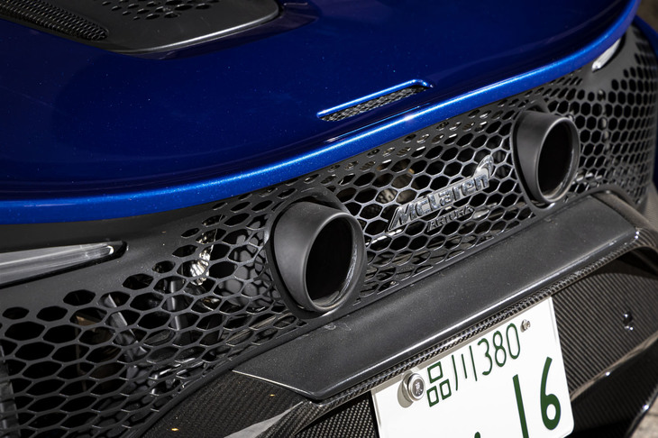 排圧の低減と軽量化を両立させたという「ツインハイマウントエキゾーストシステム」を採用。左右のテールパイプフィニッシャーの間に「McLaren ARTURA」のエンブレムが配置される。