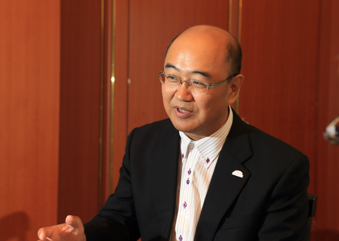 心血を注いで開発した新型「カムリ」について熱く語る勝又チーフエンジニア。今回のカムリで、セダンが本来持っている優れた特性を再認識してもらいたいと訴える。