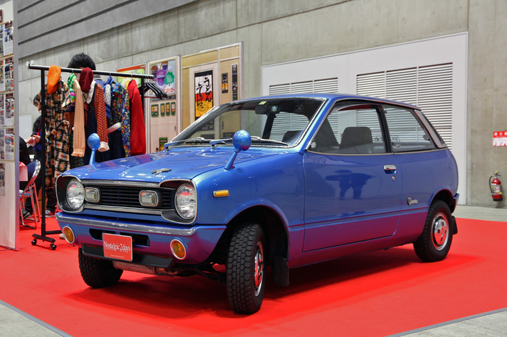 1972年に登場した、マツダ最後のフルオリジナル軽乗用車である「シャンテ」。1ローターのロータリーエンジン搭載を計画していたものの、諸般の事情から軽トラック「ポーター」用の360cc 2気筒水冷2ストロークエンジンをフロントに積み、オーソドックスに後輪を駆動する。360cc規格の軽で最長となる2200mmのホイールベースは、同時代のリッターカーである「トヨタ・パブリカ」（2160mm）より長かった。