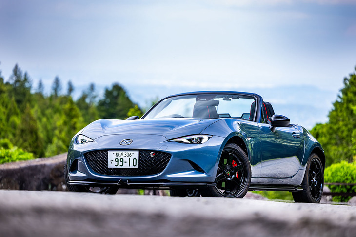 「マツダ スピリット レーシング・ロードスター12R（イチニアール）」と同時に発表された限定車「マツダ スピリット レーシング・ロードスター」に試乗。4代目ロードスターの国内仕様において、ソフトトップモデル初となる2リッター直4エンジンの搭載がトピックだ。