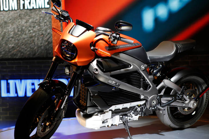 ハーレーダビッドソン（以下HD）は、2014年の発表以来開発を続けていたEVモーターサイクル「ライブワイヤー」を2019年に市販化するとアナウンスしており、ここEICMAでついに市販バージョンを発表した。走行モードの切り替え機構は、HDがセットアップした4つのライディングモードに加え、ユーザーの好みを反映した3つのライディングモードの設定が可能。低重心化をかなえる車両骨格は初期型から改良を重ねたアルミダイキャストフレームで、前後にショーワ製サスペンションを採用している。