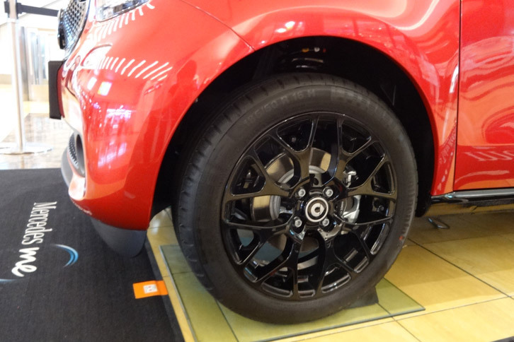 「フォーフォー ターボ」のブラックペイント16インチ8スポークアルミホイール。
			 