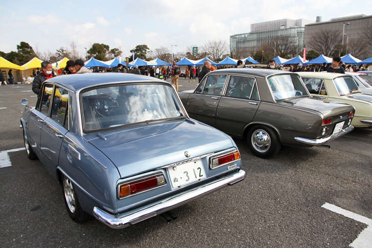 左側は後輪独立懸架を備えた、いわばAタイプである「ベレット1600 4ドア スポーツ」で、右側は後輪固定軸の「1500デラックス Bタイプ」。リアクオーターピラーから後ろの造形がまったく異なる。
