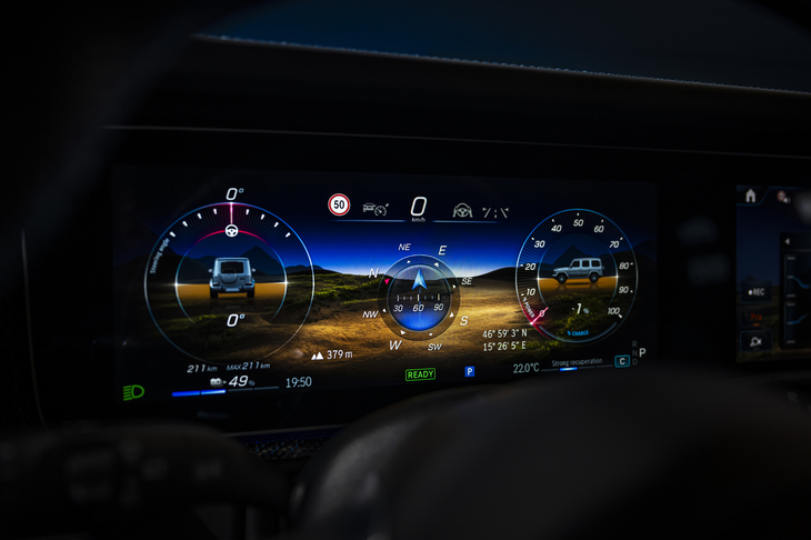 メーター表示はさまざまにアレンジ可能だが、やはり「Gクラス」にはピッチ＆ロール計やコンパスなどを組み合わせた「オフロードスクリーン」がしっくりくる。
