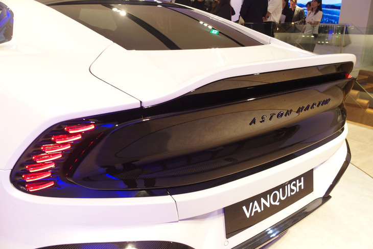 アストンマーティン・ヴァンキッシュ（リアビュー）