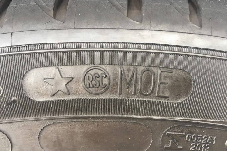 「MOE」のロゴはメルセデス・ベンツ承認の証し。