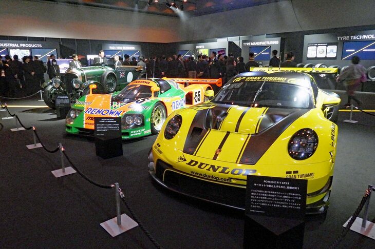 発表会では住友ゴム工業の最新の取り組みについても解説。会場内にはダンロップがドライビングシミュレーター『グランツーリスモ』のオフィシャルパートナとなったことを記念した特別デザインの「ポルシェ911 GT3 R」や、ダンロップのタイヤを履いてルマン24時間レースで優勝した「マツダ787B」「ベントレー4 1/2リッター」が展示されていた。