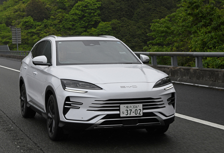 「シーライオン6 AWD」の走行シーン。408PSのシステム出力を誇り、高速走行時の加速にも余裕がある。