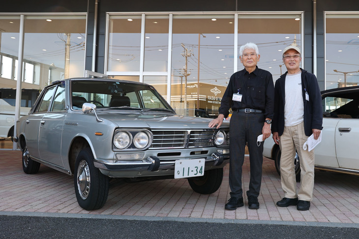 初代「ローレル」のエクステリアデザインを担当したデザイナーの澁谷邦男さん（写真左）とモデラーの太田幸夫さん（同右）。澁谷さんは1940年生まれの82歳、太田さんは1942年生まれの80歳だが、そろって意気軒高である。