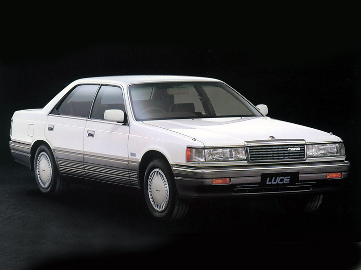 1986年9月に登場した5代目にして最終世代となる「ルーチェ」の4ドアハードトップ。ボディー下半分をとり囲む「サッコプレート」（メルセデスのデザイナーだったブルーノ・サッコが考案した樹脂製のプロテクションモール）風の処理が、メルセデスとの近似性を強調している。