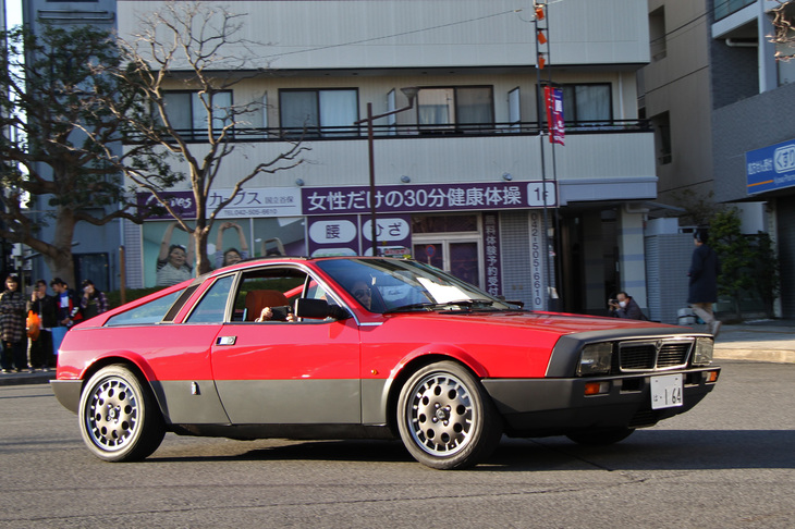 1981年「ランチア・モンテカルロ」。そもそも「フィアットX1/9」の上級版として企画されたミドシップスポーツ。デビュー当初は「ベータ モンテカルロ」と名乗っていた。