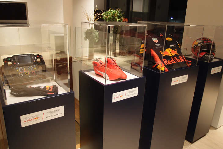 入り口ではヘルメットやウエア、マシンのステアリングホイールなど、F1関連のアイテムがお出迎え。