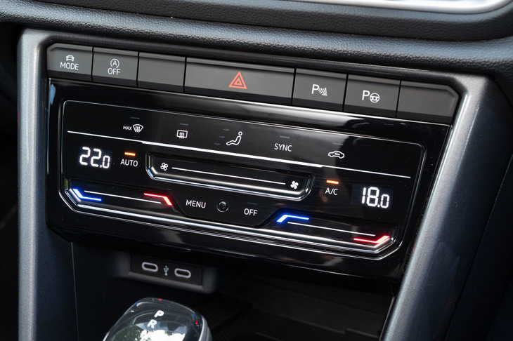 エアコンのコントローラーも写真のとおり総タッチパネル化。一方で、ドライブモードセレクターや予防安全・運転支援システムの操作系には、押しボタンが残された。