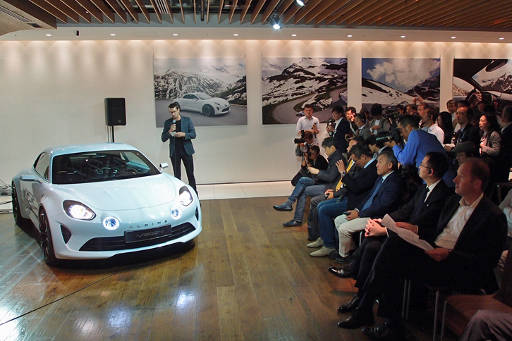 東京・六本木で開催された発表会の様子。「アルピーヌ・ビジョン」を前に、アルピーヌのキーマンが今後の展望についてコメントした。