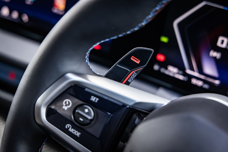 ステアリングホイールの左側にパドル型の「BOOST」スイッチを配置。パドルを長引きすると10秒間だけ、パワーとレスポンスを増すBOOSTモードが作動する。