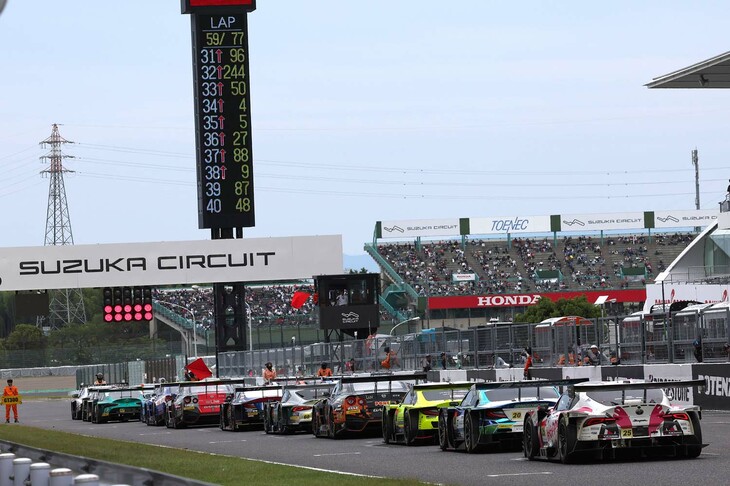 赤旗中断により整列した各チームのマシン。レースはこのまま終了した。