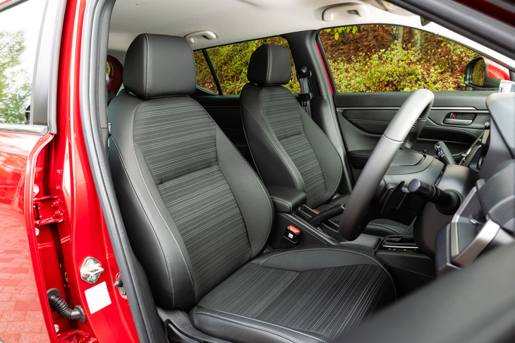 シートのサイズはたっぷりとしており、運転席にはハイトアジャスターも備わっている。エントリーの「X」はファブリック表皮で、その他のグレードはファブリックとプライムスムース（合皮）のコンビ表皮。