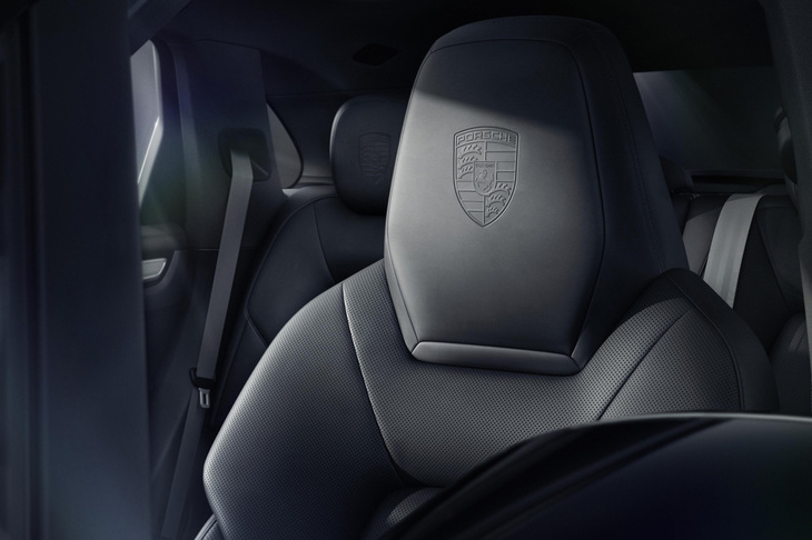 リアヘッドレストには「ポルシェクレスト」と呼ばれるエンブレムがあしらわれている。