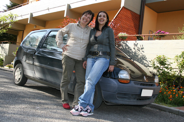 初代「トゥインゴ」と知人のアンナマリア（写真左）と長女のリーザ（写真右）。2007年撮影。