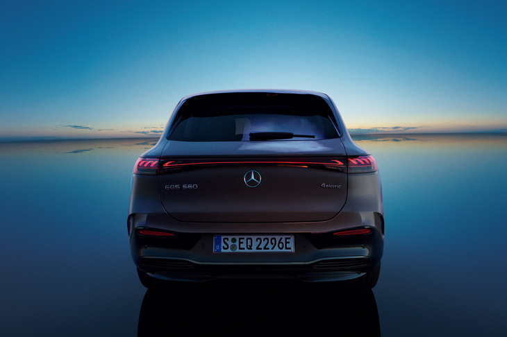 ボディー面に格納されるドアハンドルや真一文字のコンビランプなど、これまでの「EQモデル」に共通するディテールも特徴。