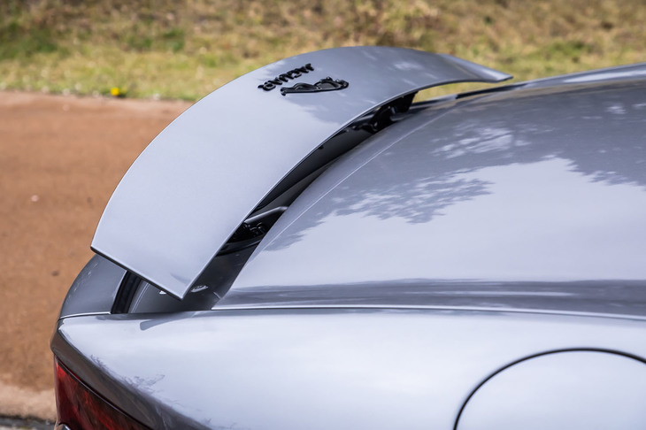 リアスポイラーは、車速が96km/hに達すると自動で展開するほか、センターコンソールのスイッチ操作で任意にライズアップ／ダウンが行える。